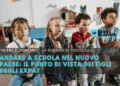 Quattro giovani figli di expat siedono in un'aula, con sguardo attento. Il testo in italiano illustra la prospettiva dei bambini espatriati che frequentano la scuola in un nuovo Paese, con un'intestazione a colonna psicologica e un logo nell'angolo.