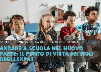 Quattro giovani figli di expat siedono in un'aula, con sguardo attento. Il testo in italiano illustra la prospettiva dei bambini espatriati che frequentano la scuola in un nuovo Paese, con un'intestazione a colonna psicologica e un logo nell'angolo.