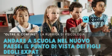 Quattro giovani figli di expat siedono in un'aula, con sguardo attento. Il testo in italiano illustra la prospettiva dei bambini espatriati che frequentano la scuola in un nuovo Paese, con un'intestazione a colonna psicologica e un logo nell'angolo.