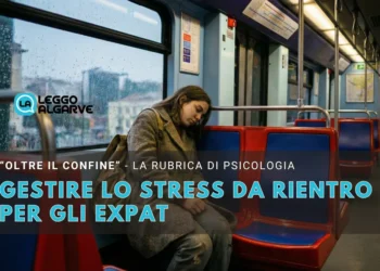 Un'expat stanca con i capelli lunghi, che indossa un cappotto, siede da sola su un vagone della metropolitana di Lisbona, appoggiando la testa al finestrino. Il testo italiano in sovrimpressione parla della gestione della post vacation blues ( lo stress da rientro ) per gli expat.