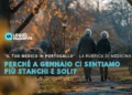 Due adulti anziani camminano mano nella mano lungo un sentiero del parco circondato da alberi autunnali. La scena pacifica, con foglie cadute e luce soffusa, è caratterizzata da un testo italiano in sovrimpressione sulla stanchezza invernale e la solitudine in gennaio.