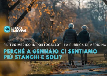 Due adulti anziani camminano mano nella mano lungo un sentiero del parco circondato da alberi autunnali. La scena pacifica, con foglie cadute e luce soffusa, è caratterizzata da un testo italiano in sovrimpressione sulla stanchezza invernale e la solitudine in gennaio.