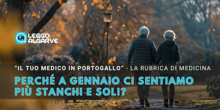 Due adulti anziani camminano mano nella mano lungo un sentiero del parco circondato da alberi autunnali. La scena pacifica, con foglie cadute e luce soffusa, è caratterizzata da un testo italiano in sovrimpressione sulla stanchezza invernale e la solitudine in gennaio.