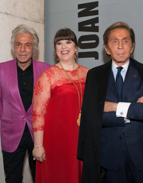 L'incontro in Portogallo tra Valentino Garavani ( l'uomo con abito scuro elegante), Joana Vasconcelos (vestita di rosso) e Giancarlo Giammetti