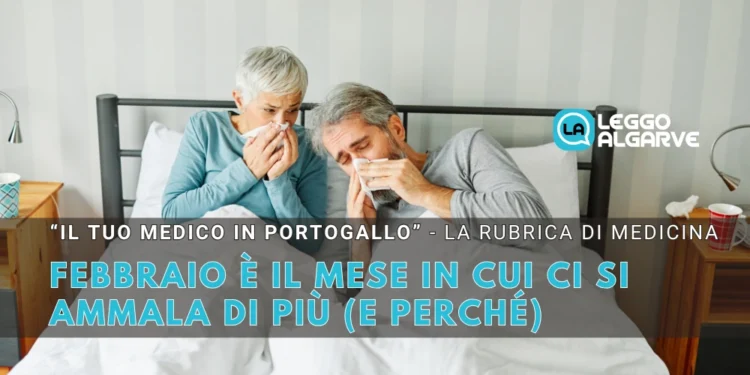 Un uomo e una donna anziani siedono a letto, entrambi con i fazzoletti in mano e dall'aspetto malato. Un testo in italiano spiega perché febbraio ci si ammala più spesso.