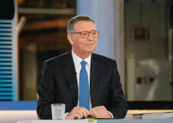 António José Seguro neo presidente della Repubblica in Portogallo è sorridente in giacca scura e cravatta azzurra, probabilmente in uno studio televisivo.