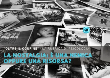 Un collage di vecchie foto di famiglia in bianco e nero, alcune con bambini e neonati, presenta un titolo italiano - "La nostalgia nemica risorsa" - come tema di copertina. Nell'immagine compare il logo di Leggo Algarve.
