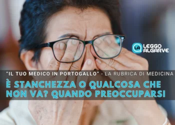 Una donna sfrega le mani sugli occhi e sotto gli occhiali, sintomo di stanchezza, e il testo si chiede quando preoccuparsi?