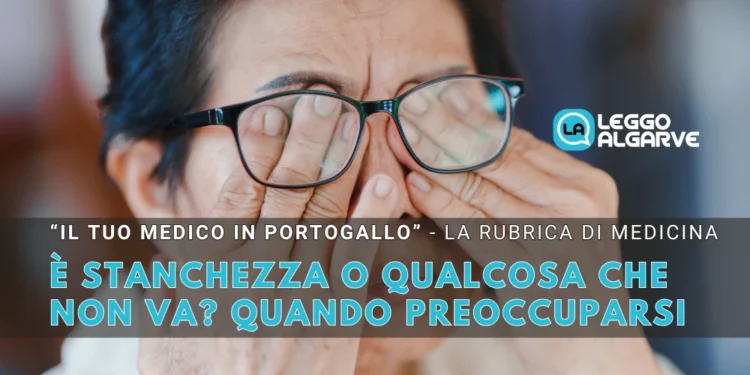 Una donna sfrega le mani sugli occhi e sotto gli occhiali, sintomo di stanchezza, e il testo si chiede quando preoccuparsi?