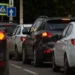 Diverse auto sono allineate in un ingorgo in una strada cittadina, con un attraversamento pedonale e un cartello blu di senso unico visibile sullo sfondo, forse mentre gli automobilisti discutono di pagamento IUC nuove regole che riguardano il pendolarismo urbano.