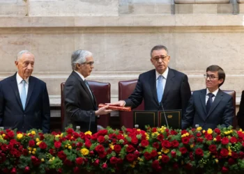 Il momento solenne della cerimonia di insediamento del Presidente della Repubblica portoghese José Seguro, a lato l'ex presidente Marcelo Rebelo de Sousa.