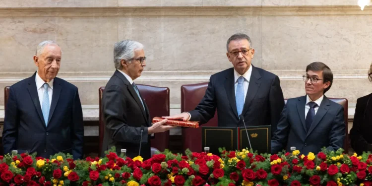 Il momento solenne della cerimonia di insediamento del Presidente della Repubblica portoghese José Seguro, a lato l'ex presidente Marcelo Rebelo de Sousa.