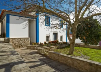 Immagine esterna della Galleria Santo António di Monchique sede dell'esposizione di Vernice Contemporanea dal titolo The Magnificent Four. Si vede una casa tipica dell'Algarve, un piccolo prato con alberi.