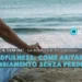 Una persona siede a gambe incrociate su una spiaggia in una posizione meditativa con una mano appoggiata sul ginocchio. Il testo in italiano recita: "Mindfulness: come abitare il cambiamento senza perdersi" con il logo di Leggo Algarve.