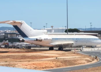 Il Boeing 727 abbandonato all'aeroporto di Faro in Algarve.