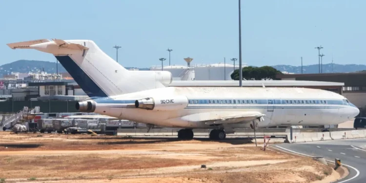 Il Boeing 727 abbandonato all'aeroporto di Faro in Algarve.