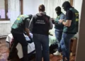 All'interno di una abitazione in Portogallo quattro agenti di polizia giudiziaria investigano sui cartelli del narcotraffico.