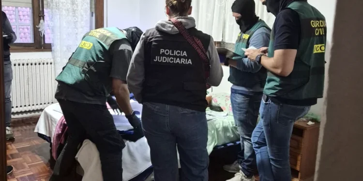 All'interno di una abitazione in Portogallo quattro agenti di polizia giudiziaria investigano sui cartelli del narcotraffico.