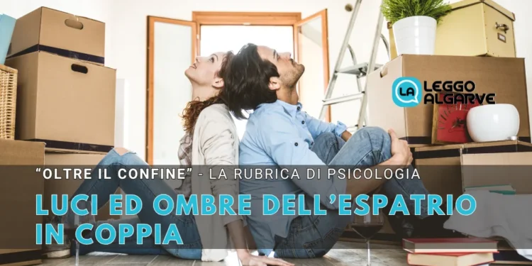 Un uomo e una donna siedono schiena contro schiena sul pavimento, circondati da scatole per il trasloco. Hanno un'aria pensierosa. Il testo in sovrimpressione in italiano esplora gli aspetti psicologici dell'espatrio in coppia per chi inizia una nuova vita all'estero insieme.