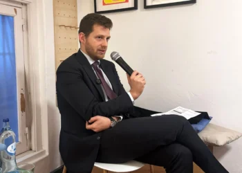 Il console Simone Salvatore durante l'incontro in cui ha annunciato il nuovo consolato di Lisbona.