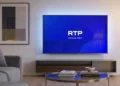 In un salotto moderno un televisore trasmette il nuovo look del logo di RTP portugal.