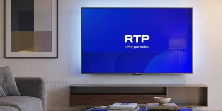 In un salotto moderno un televisore trasmette il nuovo look del logo di RTP portugal.