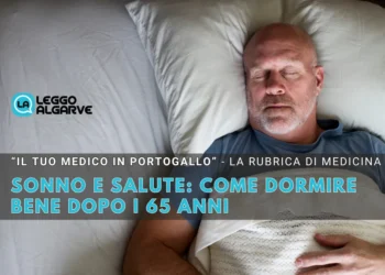 Un uomo nel letto sta dormire bene nel segno della salute dopo i 65 anni.