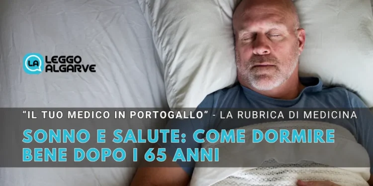 Un uomo nel letto sta dormire bene nel segno della salute dopo i 65 anni.