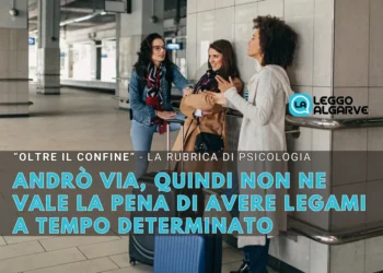 Tre giovani donne con la valigia parlano al binario di una stazione ferroviaria. Il testo italiano esplora l'espatrio e i legami, riflettendo sulle opinioni psicologiche circa la validità delle relazioni temporanee. La scena allude a viaggi e conversazioni significative.