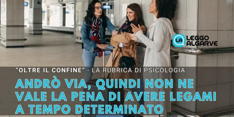 Tre giovani donne con la valigia parlano al binario di una stazione ferroviaria. Il testo italiano esplora l'espatrio e i legami, riflettendo sulle opinioni psicologiche circa la validità delle relazioni temporanee. La scena allude a viaggi e conversazioni significative.