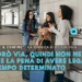 Tre giovani donne con la valigia parlano al binario di una stazione ferroviaria. Il testo italiano esplora l'espatrio e i legami, riflettendo sulle opinioni psicologiche circa la validità delle relazioni temporanee. La scena allude a viaggi e conversazioni significative.