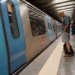 All'interno della stazione della Metro di Lisbona un convoglio è fermo per lavori, mentre un uomo osserva un cellulare in attesa di aggiornamenti.