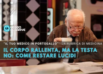 Un uomo anziano con gli occhiali beve da una tazza mentre legge un giornale in un caffè. Il testo in italiano sulla copertina di Mantenere la mente lucida parla di come mantenere la lucidità mentale mentre il corpo rallenta con l'età.