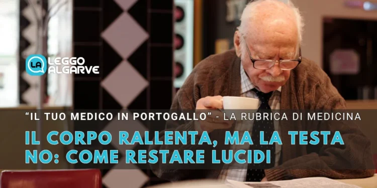 Un uomo anziano con gli occhiali beve da una tazza mentre legge un giornale in un caffè. Il testo in italiano sulla copertina di Mantenere la mente lucida parla di come mantenere la lucidità mentale mentre il corpo rallenta con l'età.