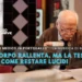 Un uomo anziano con gli occhiali beve da una tazza mentre legge un giornale in un caffè. Il testo in italiano sulla copertina di Mantenere la mente lucida parla di come mantenere la lucidità mentale mentre il corpo rallenta con l'età.
