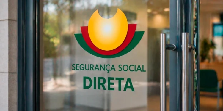 Porta in vetro con il logo e il testo "Segurança Social Direta" in portoghese, caratterizzato da una grafica gialla, rossa e verde. Lo sfondo rivela un interno di ufficio moderno sfocato, che evidenzia la modalità di accesso al sito Seguranca social.