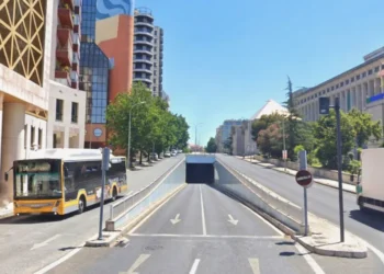 Immagine dell'ingresso del tunnel Avenida João XXI a Lisbona.