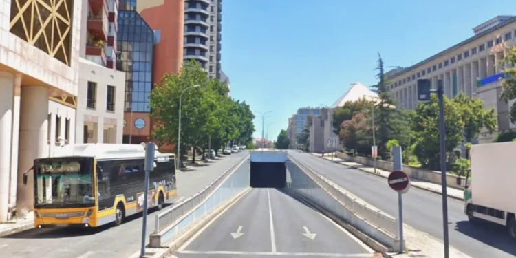 Immagine dell'ingresso del tunnel Avenida João XXI a Lisbona.